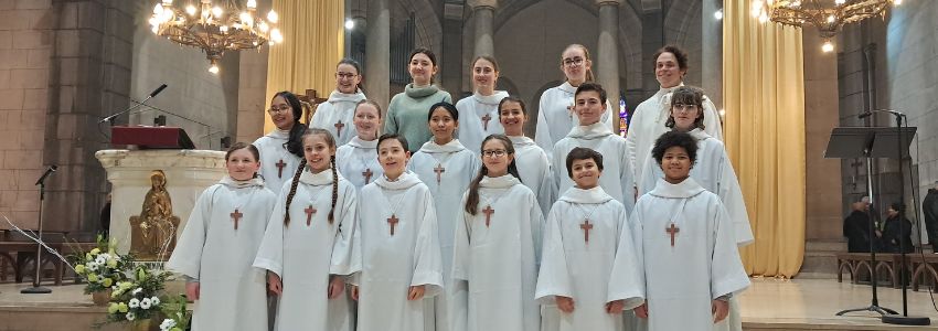 Saint-Étienne-Saint-Benoît : engagement et prise d'aube pour six Petits Chanteurs